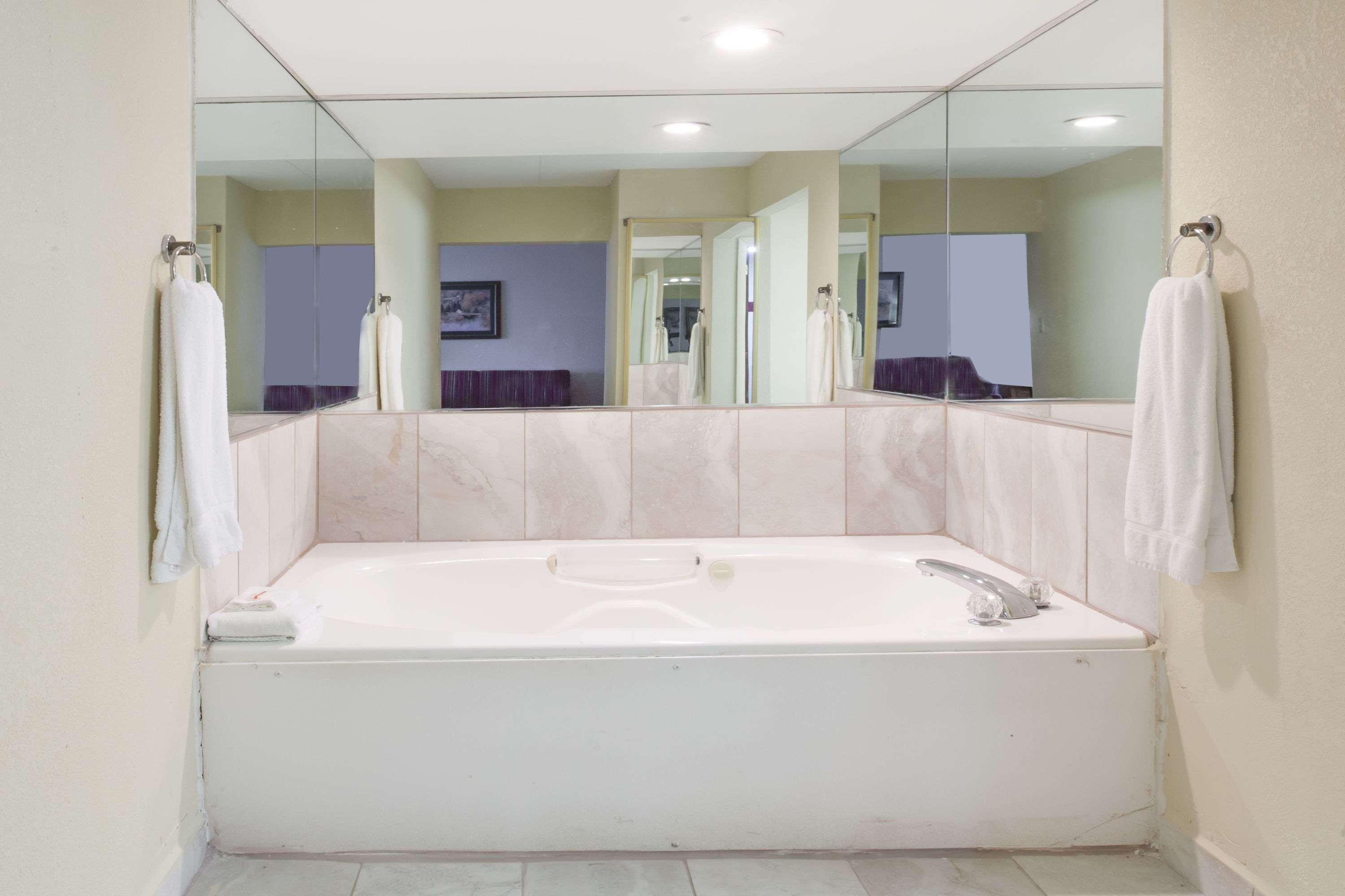 Hotel Ramada By Wyndham Lebanon Exteriér fotografie